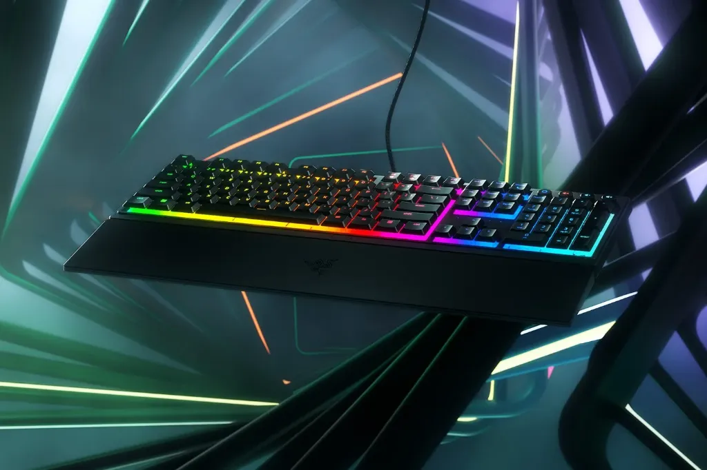 RAZER ORNATA V3 LOW-PROFILE MECHA-MEMBRANE RGB KEYBOARD (CLICKY) - BLACK